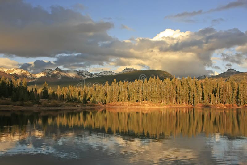 Molas See und Nadelberge, Weminuche-Wildnis, Colorado stockfotografie Molas See und Nadelberge, Weminuche-Wildnis, Colorado stockfotografie