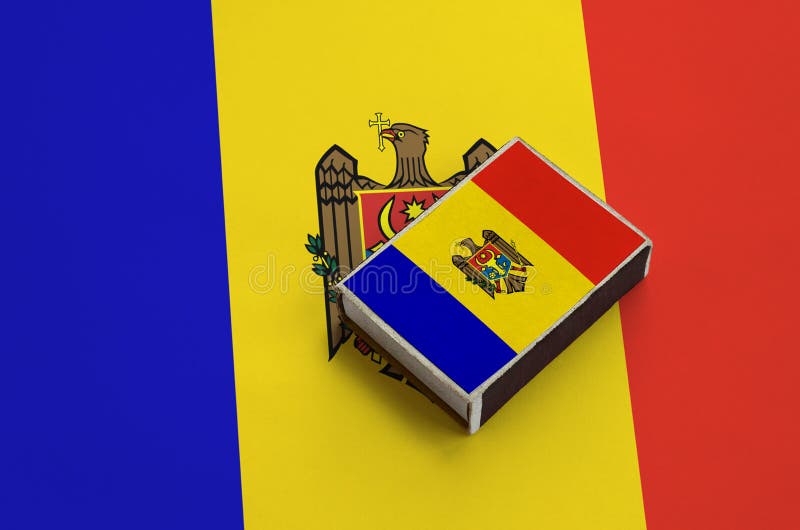 Moldavsko vlajka je vyobrazený na autíčko spočíva na veľký vlajka.
