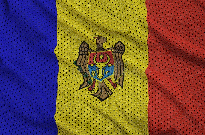 Moldavsko vlajka tlačený na sieťovina tkanina niektorí prehyby.