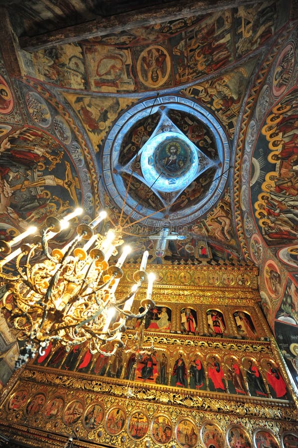 Davanti all'altare del monastero di Moldovita, Bucovina, Romania.