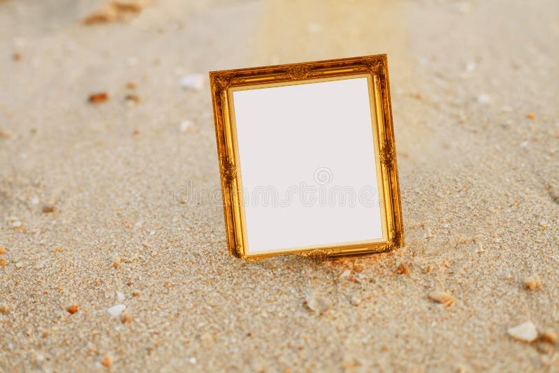 moldura para retrato do ouro do vintage na praia foto de stock royalty free moldura para retrato do ouro do vintage na praia foto de stock royalty free