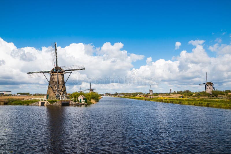 Molens en waterkanaal in een goede dag stock fotografie Molens en waterkanaal in een goede dag stock fotografie