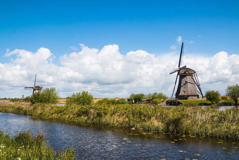 Molens en waterkanaal in een goede dag royalty-vrije stock afbeelding Molens en waterkanaal in een goede dag royalty-vrije stock afbeelding