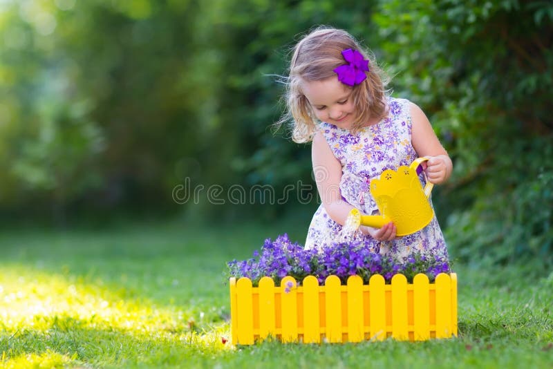 Molhar da menina farden flores fotografia de stock Molhar da menina farden flores fotografia de stock