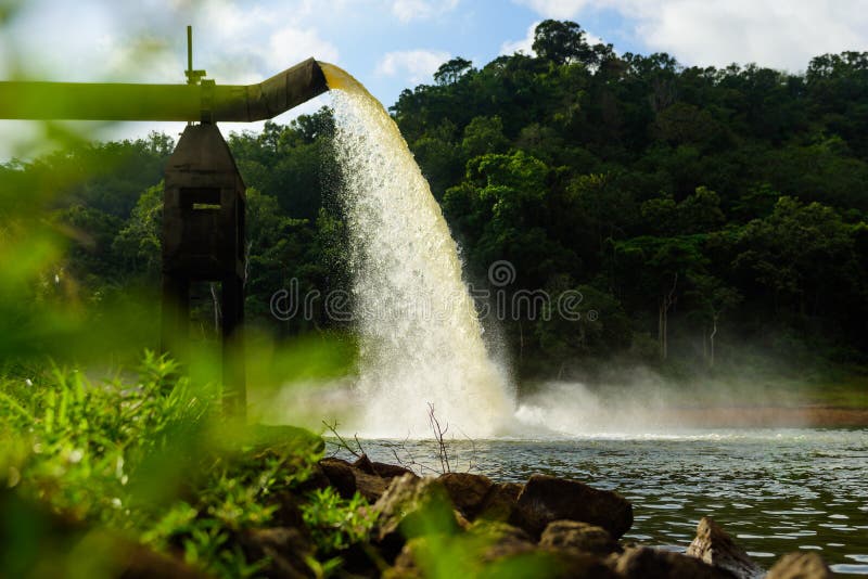 Molhe do dreno na produção de água fotos de stock Molhe do dreno na produção de água fotos de stock