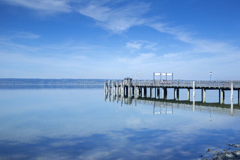 Molhe no lago Ammersee, Baviera, Alemanha imagens de stock royalty free Molhe no lago Ammersee, Baviera, Alemanha imagens de stock royalty free