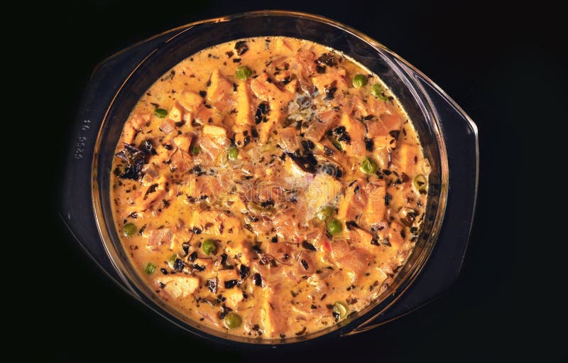 Molho de Paneer do indiano no fundo preto fotografia de stock royalty free