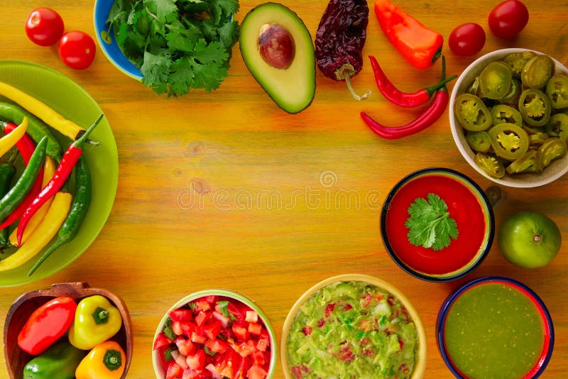 Molho de pimentão misturado dos nachos do guacamole do alimento mexicano imagem de stock Molho de pimentão misturado dos nachos do guacamole do alimento mexicano imagem de stock