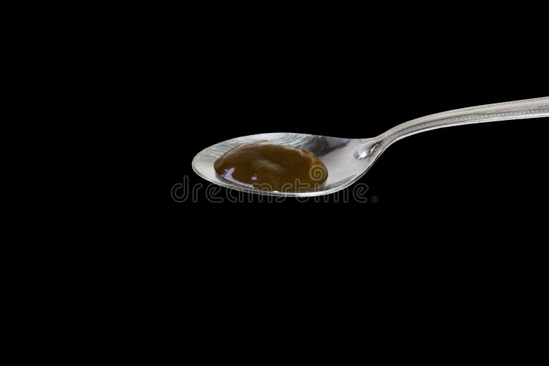 Molho de tempero isolado na colher de chá com o trajeto de grampeamento no preto foto de stock Molho de tempero isolado na colher de chá com o trajeto de grampeamento no preto foto de stock