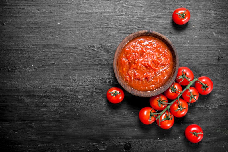 Molho de tomate na bacia