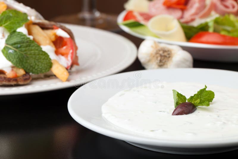 Molho de Tzatziki do grego fotos de stock Molho de Tzatziki do grego fotos de stock