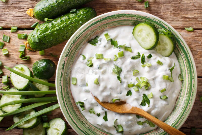 Molho indiano caseiro do raita com ervas, especiarias e pepino c imagens de stock royalty free Molho indiano caseiro do raita com ervas, especiarias e pepino c imagens de stock royalty free