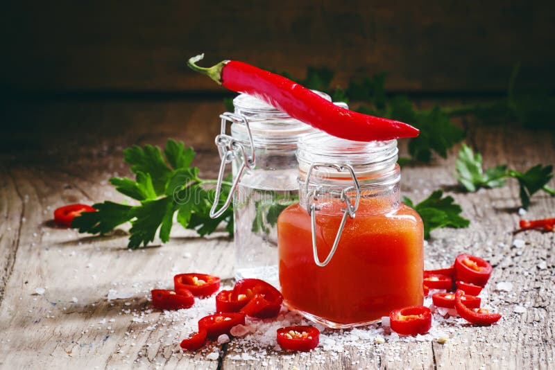 Molho picante de Tabasco do mexicano com pimenta vermelha, vinagre e sal, sel fotografia de stock Molho picante de Tabasco do mexicano com pimenta vermelha, vinagre e sal, sel fotografia de stock