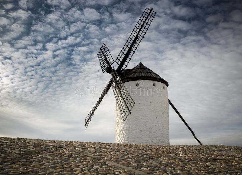 Molino de viento en la ciudad de Campo de Criptana, provincia de Ciudad Real, Castilla-La Mancha, España fotografía de archivo libre de regalías Molino de viento en la ciudad de Campo de Criptana, provincia de Ciudad Real, Castilla-La Mancha, España fotografía de archivo libre de regalías