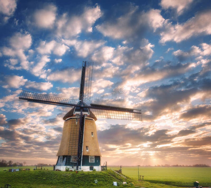 Molino de viento en la salida del sol en Países Bajos Molino de viento holandés viejo hermoso foto de archivo Molino de viento en la salida del sol en Países Bajos Molino de viento holandés viejo hermoso foto de archivo