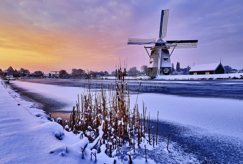 Molino de viento holandés en la nieve de un invierno de Holanda