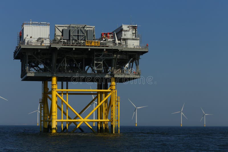 Molinoes de viento costeros de la plataforma del windfarm de Rampion de la costa de Brighton, Sussex, Reino Unido foto de archivo libre de regalías Molinoes de viento costeros de la plataforma del windfarm de Rampion de la costa de Brighton, Sussex, Reino Unido foto de archivo libre de regalías