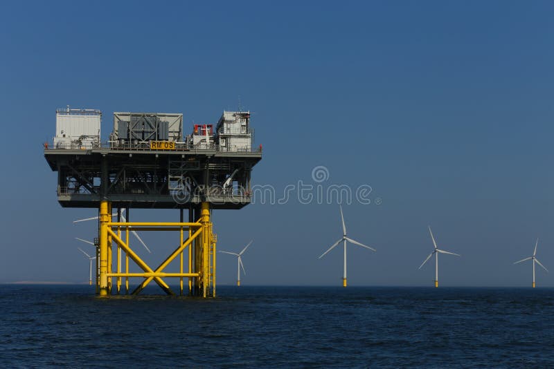 Molinoes de viento costeros de la plataforma del windfarm de Rampion de la costa de Brighton, Sussex, Reino Unido