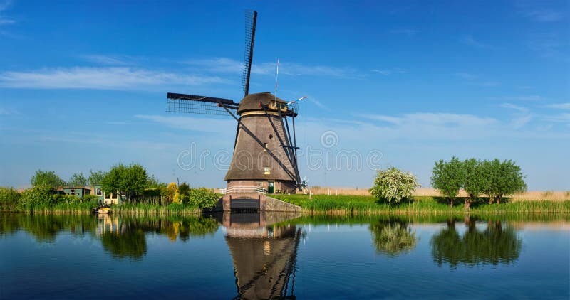 Molinoes de viento en Kinderdijk en Holanda netherlands foto de archivo libre de regalías Molinoes de viento en Kinderdijk en Holanda netherlands foto de archivo libre de regalías