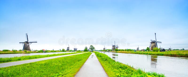 Molinoes de viento en Kinderdijk, Holanda o Países Bajos. imágenes de archivo libres de regalías Molinoes de viento en Kinderdijk, Holanda o Países Bajos. imágenes de archivo libres de regalías