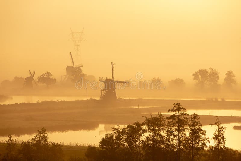Molinoes de viento por una mañana de niebla en Leiderdorp foto de archivo libre de regalías Molinoes de viento por una mañana de niebla en Leiderdorp foto de archivo libre de regalías