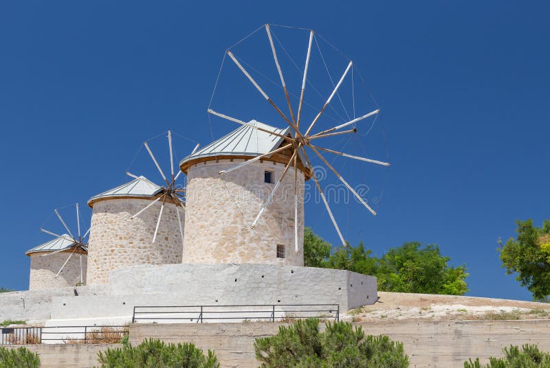Molinoes de viento tradicionales en Alacati, provincia de Esmirna, Turquía