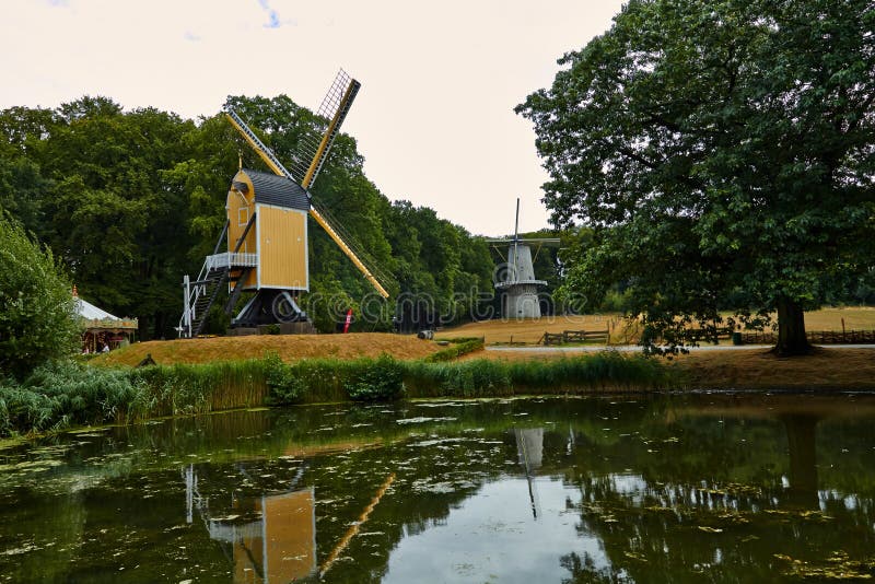 Molinos de viento cerca de un lago en Arnhem Países Bajos julio imagen de archivo libre de regalías Molinos de viento cerca de un lago en Arnhem Países Bajos julio imagen de archivo libre de regalías