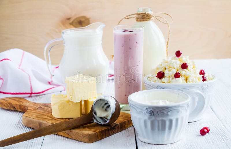 Molkereiprodukt Melken Sie in der Flasche, im Hüttenkäse in der Schüssel, im Kefir im Glas, im Moosbeerjoghurt im Glas, in der Bu stockfoto