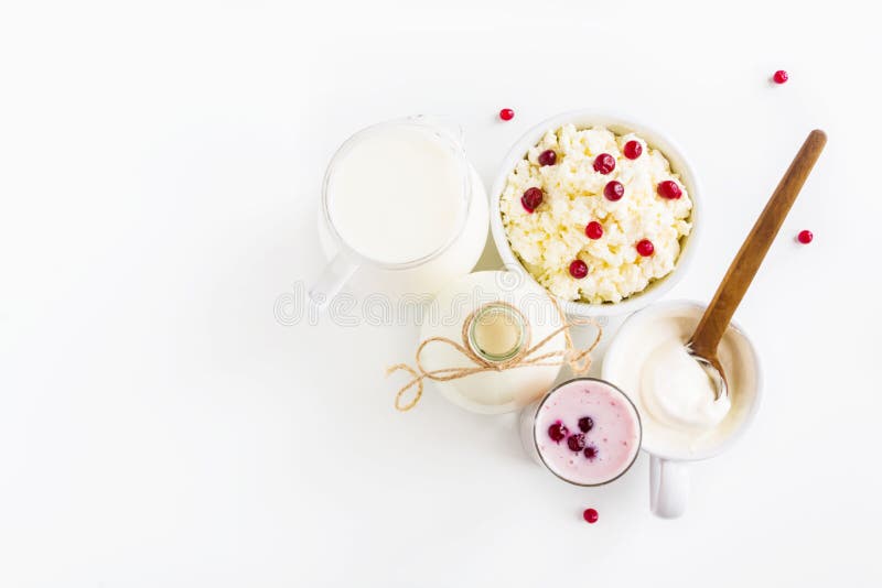 Molkereiprodukt Melken Sie in der Flasche, im Hüttenkäse in der Schüssel, im Kefir im Glas, im Moosbeerjoghurt im Glas, in der Bu stockfotos