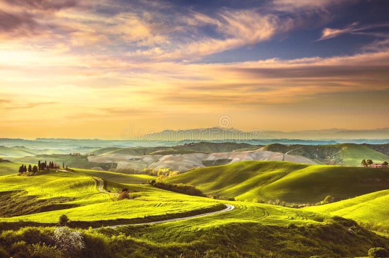 Molla della Toscana, Rolling Hills sul tramonto Paesaggio rurale Verde fotografie stock Molla della Toscana, Rolling Hills sul tramonto Paesaggio rurale Verde fotografie stock