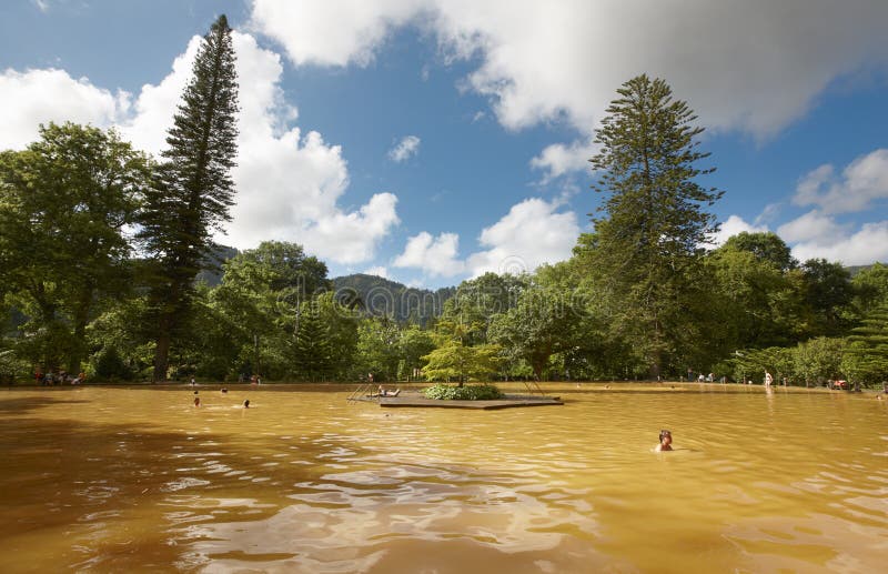 Molla ferruginosa dell'acqua calda in sao Miguel, le Azzorre portugal immagine stock libera da diritti Molla ferruginosa dell'acqua calda in sao Miguel, le Azzorre portugal immagine stock libera da diritti