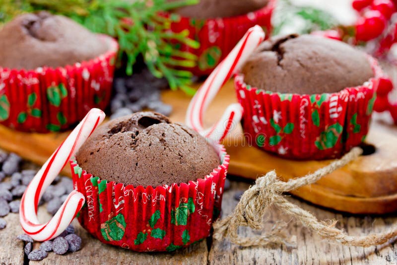 Molletes del chocolate de la Navidad con el bastón de caramelo de hierbabuena, festivo fotos de archivo libres de regalías Molletes del chocolate de la Navidad con el bastón de caramelo de hierbabuena, festivo fotos de archivo libres de regalías