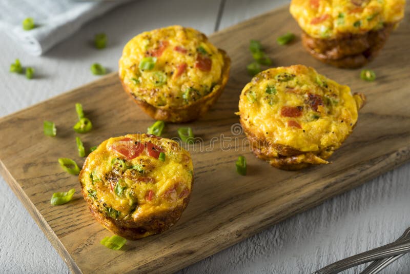 Molletes sanos hechos en casa del huevo del desayuno imágenes de archivo libres de regalías Molletes sanos hechos en casa del huevo del desayuno imágenes de archivo libres de regalías