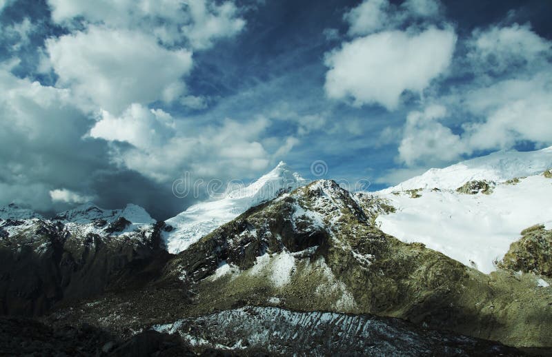 Moln i Cordillerasberg royaltyfri fotografi Moln i Cordillerasberg royaltyfri fotografi