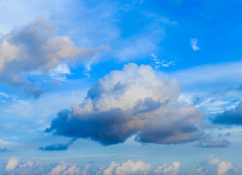 Moln i himlen. Moln i blå himmel