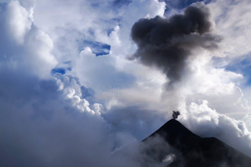 Moln och askablandning tillsammans, som Volcano Fuego får utbrott vid dagsljus royaltyfria foton Moln och askablandning tillsammans, som Volcano Fuego får utbrott vid dagsljus royaltyfria foton