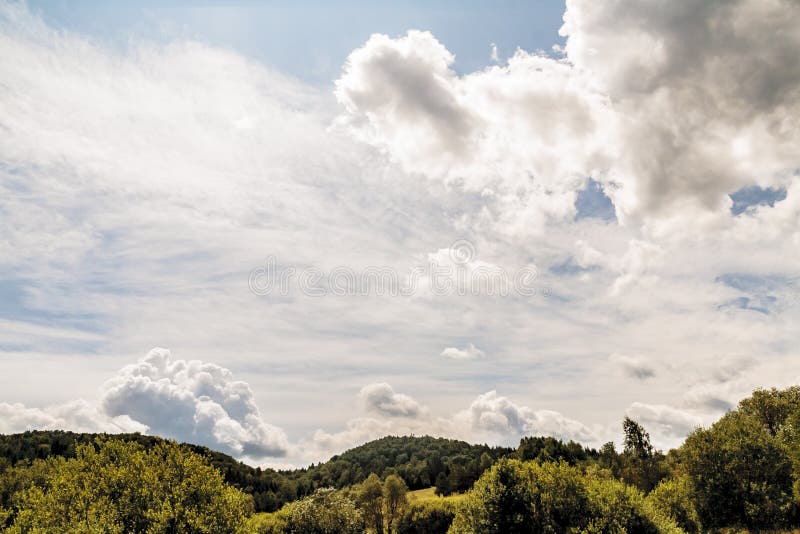 Moln över bergen Wola michowa. Wola michowa är en by i bieszczady-bergen i poland