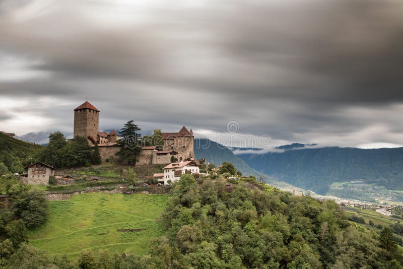 Moln över den Tyrol slotten arkivfoto Moln över den Tyrol slotten arkivfoto
