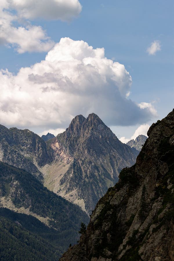 Molnbildande bak bergmaximum royaltyfri fotografi Molnbildande bak bergmaximum royaltyfri fotografi