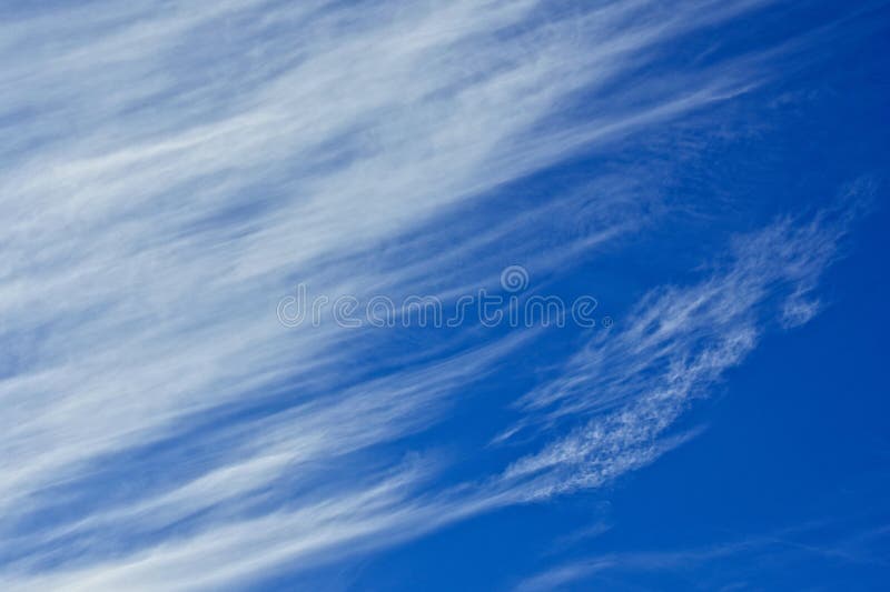 Molnig himmel i varmt aftonljus, molnbildande arkivfoto