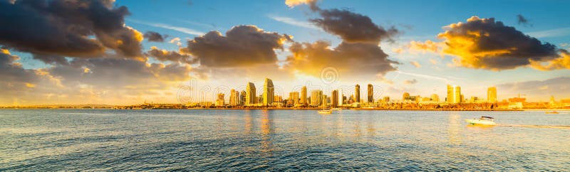 Molnig himmel över i stadens centrum San Diego på solnedgången arkivfoton Molnig himmel över i stadens centrum San Diego på solnedgången arkivfoton