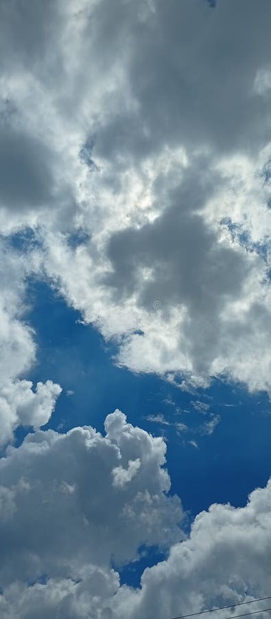 Molniga moln i blå himmel. Cloudy moln i blå himmel