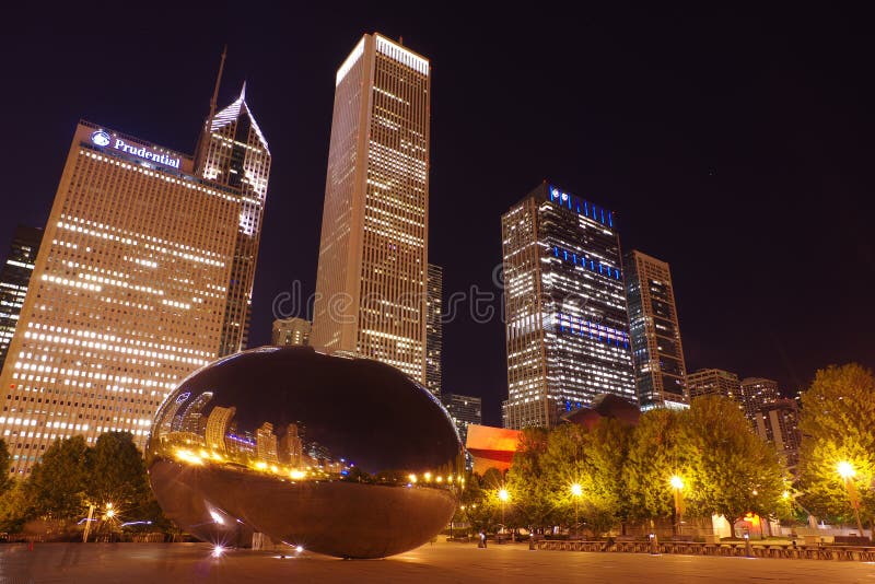 Molnportskulptur eller bönan som lokaliseras i Chicago, Illinois på natten fotografering för bildbyråer Molnportskulptur eller bönan som lokaliseras i Chicago, Illinois på natten fotografering för bildbyråer