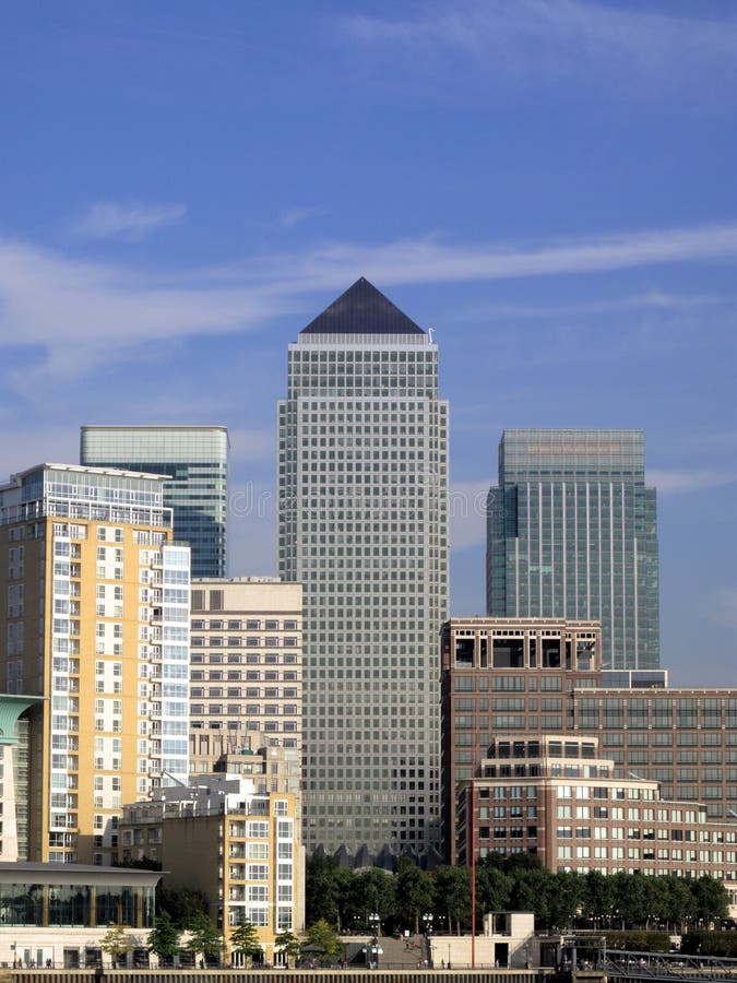 Molo color giallo canarino nei Docklands di Londra immagini stock Molo color giallo canarino nei Docklands di Londra immagini stock