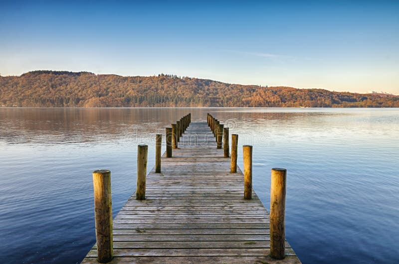 Molo di legno su Windermere fotografie stock Molo di legno su Windermere fotografie stock