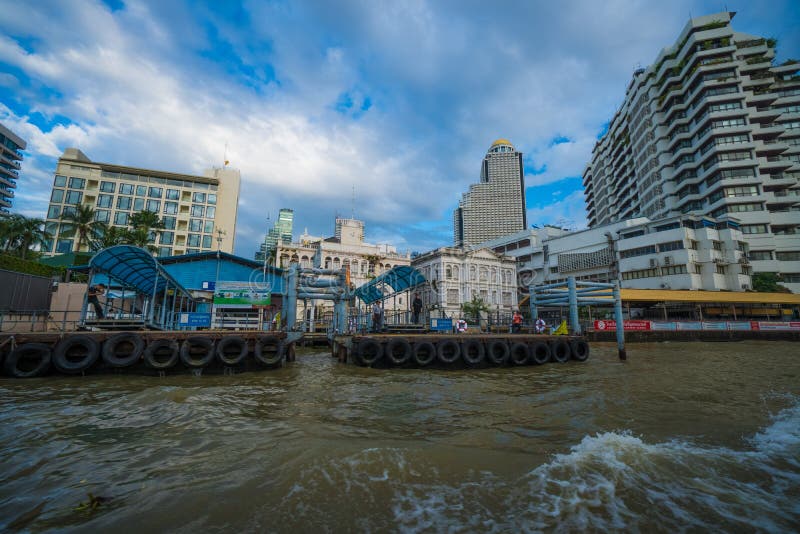 Molo dla podróżować wzdłuż Chao Phraya rzeki na miarowej miasto łodzi linii, Bangkok fotografia royalty free Molo dla podróżować wzdłuż Chao Phraya rzeki na miarowej miasto łodzi linii, Bangkok fotografia royalty free
