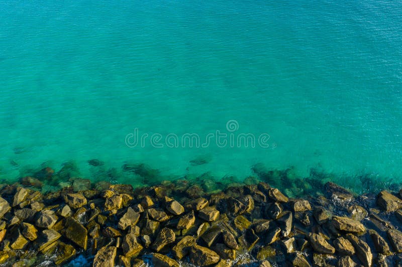 Molo ed acqua della roccia immagine stock Molo ed acqua della roccia immagine stock