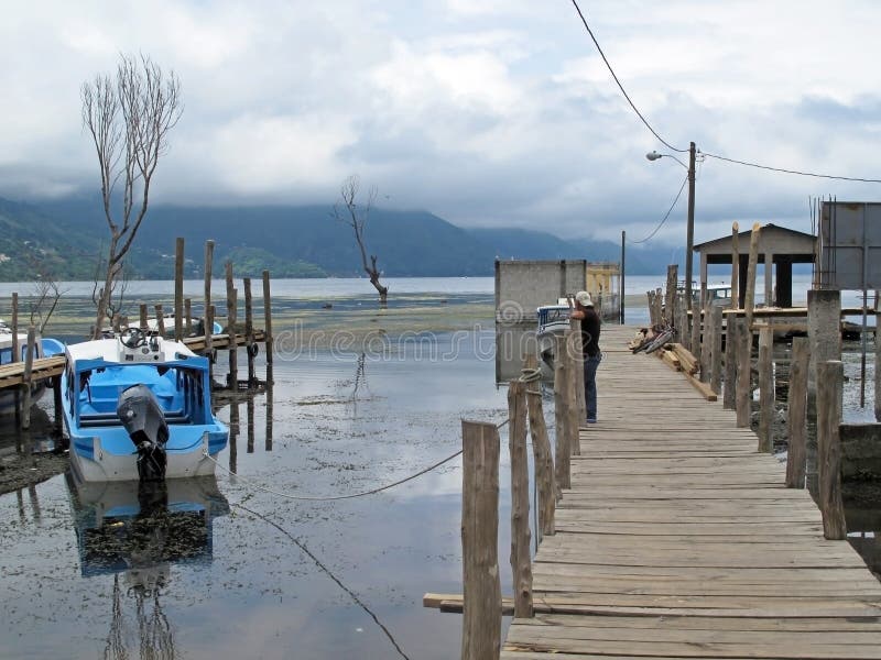 Molo przy Jeziornym Atitlan w San Juan, Gwatemala fotografia stock Molo przy Jeziornym Atitlan w San Juan, Gwatemala fotografia stock