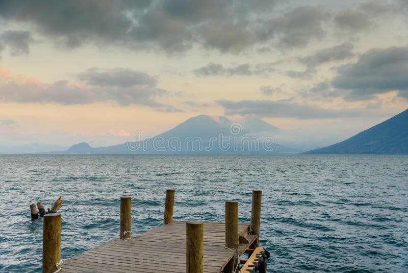 Molo przy San Marcos losem angeles Laguna z beaufiful scenerią Jeziorny Atitlan i wulkany - Gwatemala obraz stock Molo przy San Marcos losem angeles Laguna z beaufiful scenerią Jeziorny Atitlan i wulkany - Gwatemala obraz stock