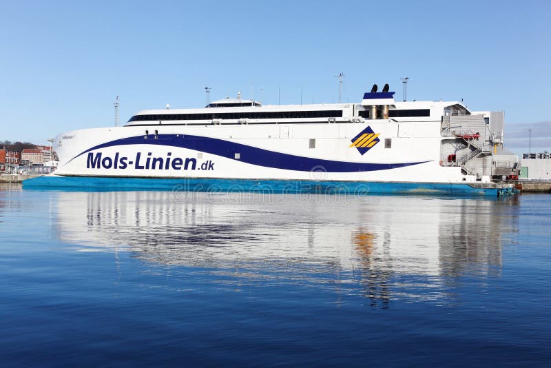 Mols linien le ferry au port d'Aarhus au Danemark images stock Mols linien le ferry au port d'Aarhus au Danemark images stock